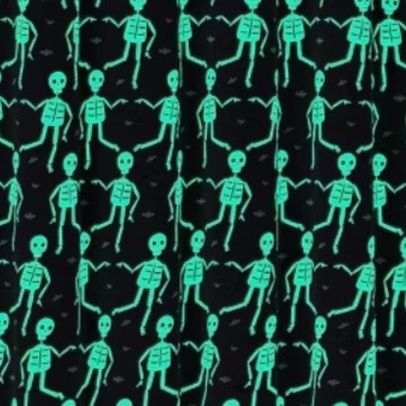 🆕 HYDE and EEK Halloween Glow-in-the-Dark Skeleton Shower Curtain Black - Picture 4 of 6